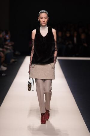 イタリアの色気をハイライトしたN°21のストーリー【2015-16秋冬ウィメンズ】