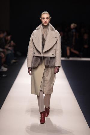 イタリアの色気をハイライトしたN°21のストーリー【2015-16秋冬ウィメンズ】