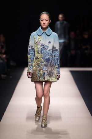 イタリアの色気をハイライトしたN°21のストーリー【2015-16秋冬ウィメンズ】