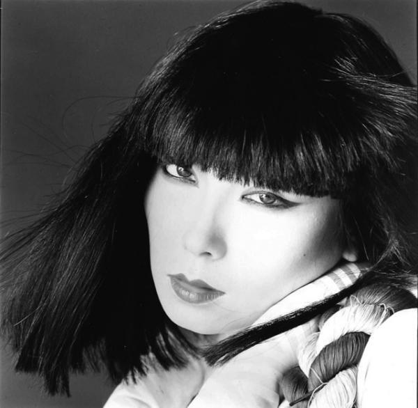 アジア初のトップモデル、山口小夜子。その軌跡を都現美でアーカイブ作品と辿る