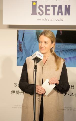 アニヤ・ハインドマーチがステッカーバッグを新宿伊勢丹で先行販売開始。デザイナー本人も来店