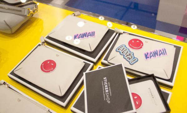 アニヤ・ハインドマーチがステッカーバッグを新宿伊勢丹で先行販売開始。デザイナー本人も来店