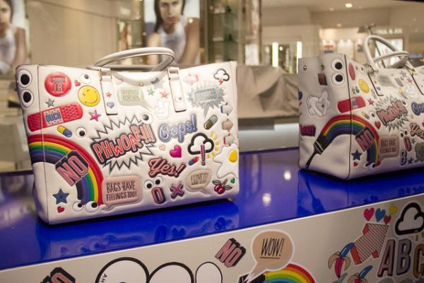 アニヤ・ハインドマーチがステッカーバッグを新宿伊勢丹で先行販売開始。デザイナー本人も来店