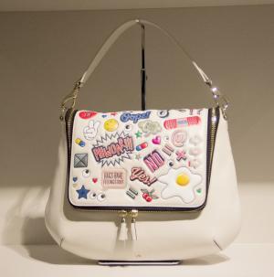 アニヤ・ハインドマーチがステッカーバッグを新宿伊勢丹で先行販売開始。デザイナー本人も来店