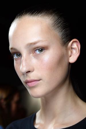 女性らしい強さを引き出す、アレキサンダーワンのスポーティーメイク