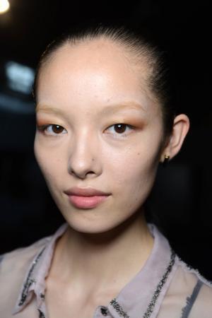 女性らしい強さを引き出す、アレキサンダーワンのスポーティーメイク