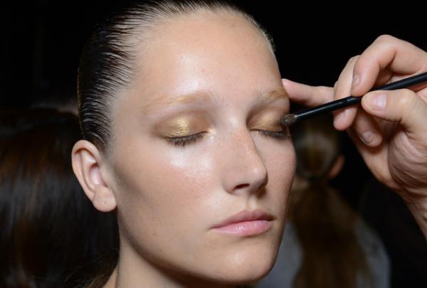 女性らしい強さを引き出す、アレキサンダーワンのスポーティーメイク