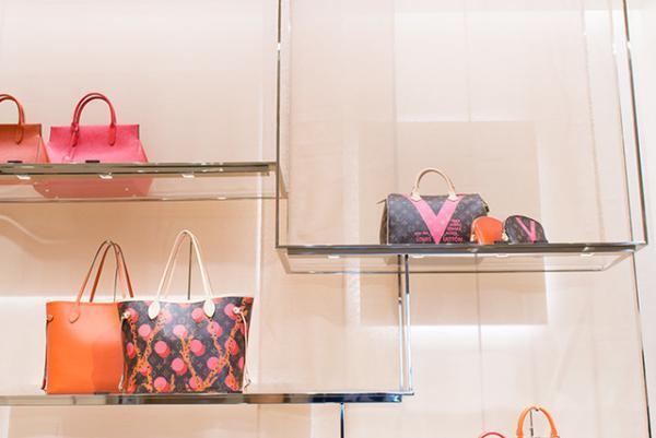 ルイ・ヴィトンの15サマーは、珊瑚×モノグラムやメンズ新作「Vライン」など