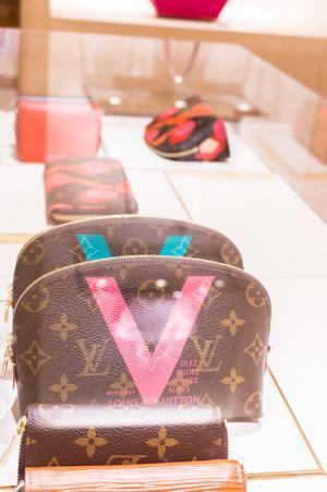 ルイ・ヴィトンの15サマーは、珊瑚×モノグラムやメンズ新作「Vライン」など