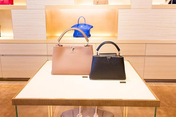 ルイ・ヴィトンの15サマーは、珊瑚×モノグラムやメンズ新作「Vライン」など