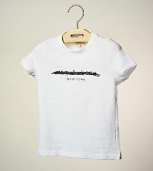 キッズコレクションのユニセックスなTシャツ（6,900円）