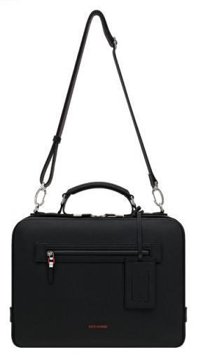 ディオールオムがブリーフケースのデモンストレーション、スペシャルカラーオーダーも対応