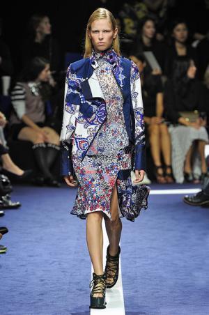 サカイ、新宿伊勢丹ポップアップでナイキコラボ発売