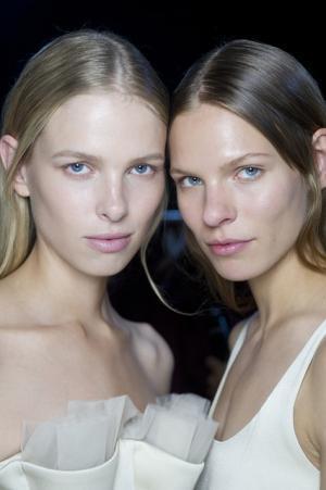 揺るぎない自信に満ちた、クリストファー・ケーンの光り輝くメイク