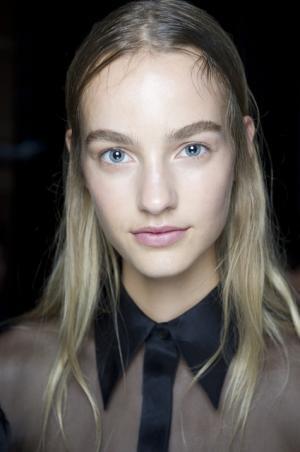 揺るぎない自信に満ちた、クリストファー・ケーンの光り輝くメイク