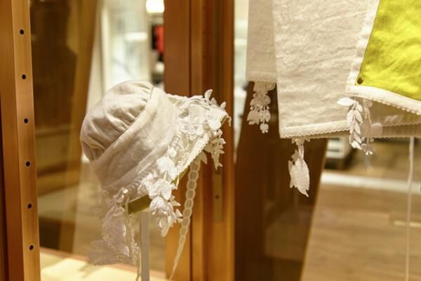 ミナ ペルホネンは麻世妙でベビー用の帽子とおくるみをデザイン