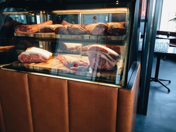 肉とワインをリーズナブルに楽しめる「SIXMARS Steak&amp;bar」、キュープラザ原宿にオープン