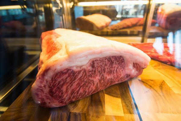 肉とワインをリーズナブルに楽しめる「SIXMARS Steak&amp;bar」、キュープラザ原宿にオープン