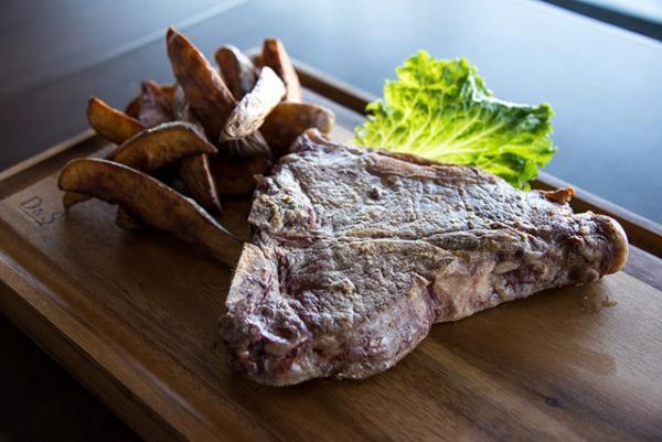 肉とワインをリーズナブルに楽しめる「SIXMARS Steak&amp;bar」、キュープラザ原宿にオープン