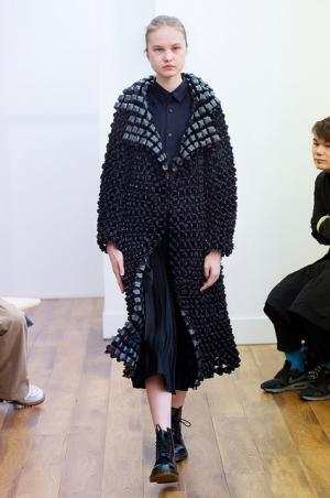 黒が増すノワール・ケイニノミヤ、初のショーで発表【2015-16秋冬ウィメンズ】