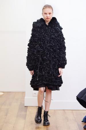 黒が増すノワール・ケイニノミヤ、初のショーで発表【2015-16秋冬ウィメンズ】