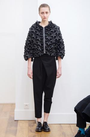 黒が増すノワール・ケイニノミヤ、初のショーで発表【2015-16秋冬ウィメンズ】