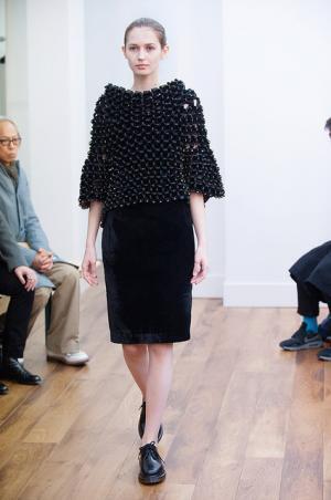 黒が増すノワール・ケイニノミヤ、初のショーで発表【2015-16秋冬ウィメンズ】