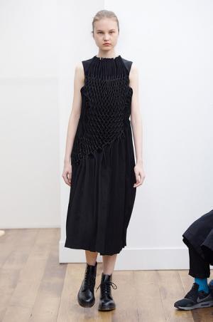 黒が増すノワール・ケイニノミヤ、初のショーで発表【2015-16秋冬ウィメンズ】