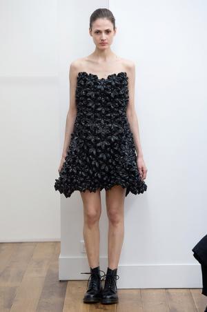 黒が増すノワール・ケイニノミヤ、初のショーで発表【2015-16秋冬ウィメンズ】