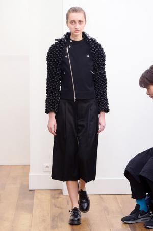 黒が増すノワール・ケイニノミヤ、初のショーで発表【2015-16秋冬ウィメンズ】