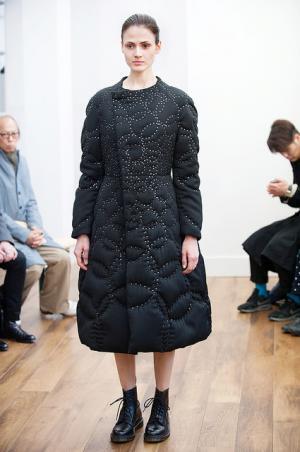 黒が増すノワール・ケイニノミヤ、初のショーで発表【2015-16秋冬ウィメンズ】