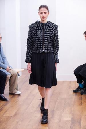 黒が増すノワール・ケイニノミヤ、初のショーで発表【2015-16秋冬ウィメンズ】