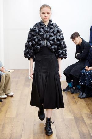 黒が増すノワール・ケイニノミヤ、初のショーで発表【2015-16秋冬ウィメンズ】