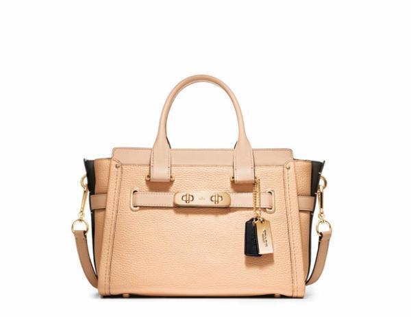 コーチの新作バッグ「スワッガー」を自由なアレンジで楽しむSNSキャンペーン