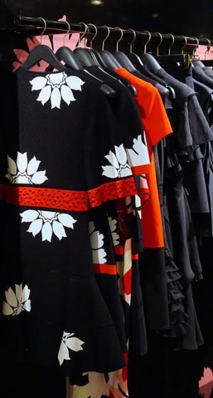 アレキサンダー・マックイーン、“桜・芸者世界”を新宿伊勢丹で表現。限定PADLOCKも