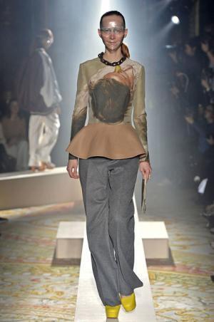 傷まみれのアンダーカバーは痛々しく気持ち良い【2015-16秋冬ウィメンズ】