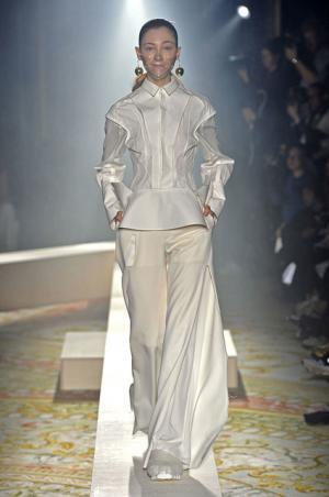 傷まみれのアンダーカバーは痛々しく気持ち良い【2015-16秋冬ウィメンズ】