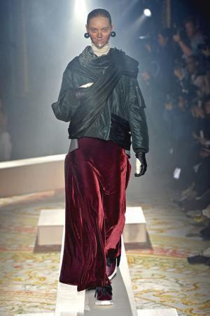 傷まみれのアンダーカバーは痛々しく気持ち良い【2015-16秋冬ウィメンズ】