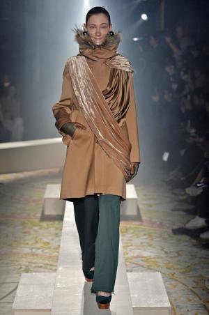 傷まみれのアンダーカバーは痛々しく気持ち良い【2015-16秋冬ウィメンズ】