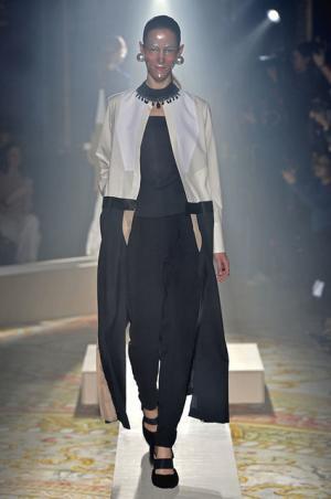 傷まみれのアンダーカバーは痛々しく気持ち良い【2015-16秋冬ウィメンズ】