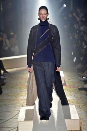 傷まみれのアンダーカバーは痛々しく気持ち良い【2015-16秋冬ウィメンズ】