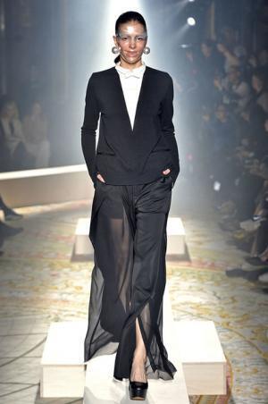 傷まみれのアンダーカバーは痛々しく気持ち良い【2015-16秋冬ウィメンズ】