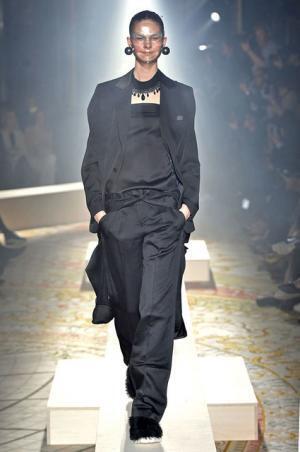 傷まみれのアンダーカバーは痛々しく気持ち良い【2015-16秋冬ウィメンズ】