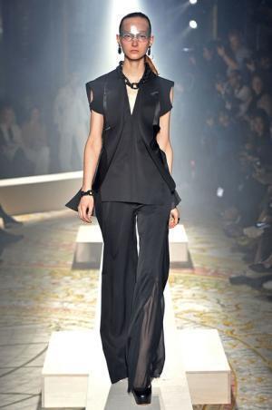 傷まみれのアンダーカバーは痛々しく気持ち良い【2015-16秋冬ウィメンズ】