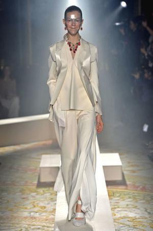 傷まみれのアンダーカバーは痛々しく気持ち良い【2015-16秋冬ウィメンズ】