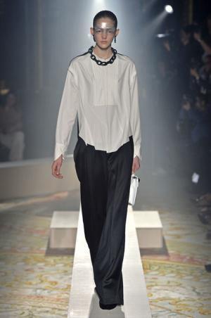 傷まみれのアンダーカバーは痛々しく気持ち良い【2015-16秋冬ウィメンズ】