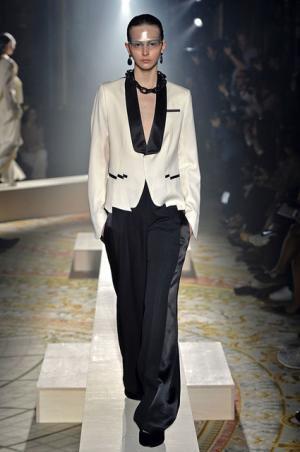 傷まみれのアンダーカバーは痛々しく気持ち良い【2015-16秋冬ウィメンズ】