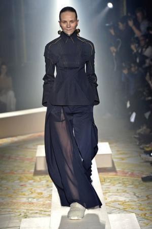 傷まみれのアンダーカバーは痛々しく気持ち良い【2015-16秋冬ウィメンズ】