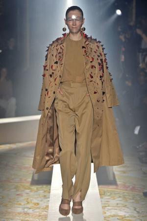 傷まみれのアンダーカバーは痛々しく気持ち良い【2015-16秋冬ウィメンズ】