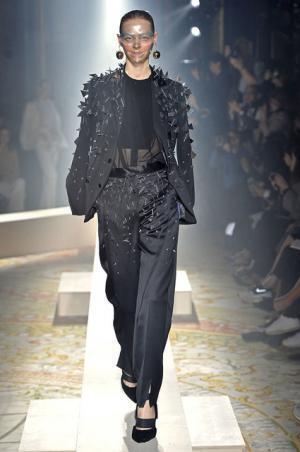 傷まみれのアンダーカバーは痛々しく気持ち良い【2015-16秋冬ウィメンズ】